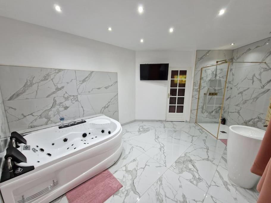 Maison Chic Avec Jacuzzi Nogent Sur Oise Yaospa60 Exterior foto